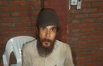 Comisaría 8va de Ayolas alberga a hombre en situación de calle para protegerlo del frío intenso.