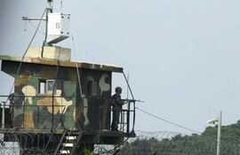 El ejército de Corea del Sur, efectuó varios disparos de advertencia después de que un grupo de soldados norcoreanos en la zona fronteriza entre ambos países.