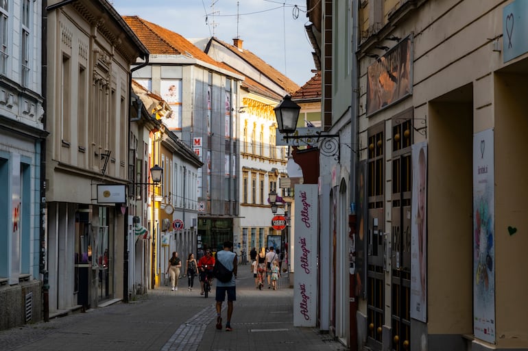 Maribor, Eslovenia. Centro histórico, calles típicas, plazas, bodega subterránea.