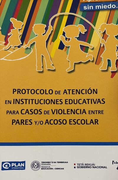 Autoridades educativas de Pilar, aplicaron el protocolo para casos de violencia luego de ser viralizado un video en donde dos alumnas se pelearon dentro de la institución educativa.