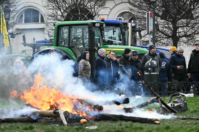 Agricultores protestan contra el acuerdo entre la Unión Europea y el Mercosur, este jueves fuera del Parlamento Europeo en Bruselas, Bélgica.