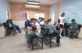 Área de urgencias desbordado de pacientes con enfermedades respiratorias.