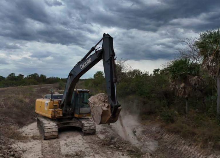 Maquinaria en limpieza de canales en Fuerte Olimpo
