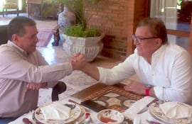 Los expresidentes Horacio Cartes (i) y Nicanor Duarte Frutos (d). Cartes anunció la incorporación de Duarte Frutos a Honor Colorado.