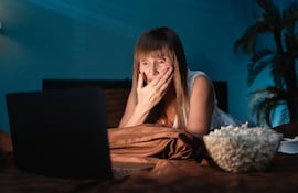 Mujer mirando una película.