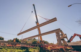 Montaje de la pasarela peatonal en Pedrozo (km 47,6).