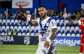 Celebración del delantero del Sportivo Ameliano, Jorge Sanguina, autor del tanto ganador frente a Sportivo Luqueño, en la ciudad de Itauguá. (Foto, gentileza prensa Ameliano)