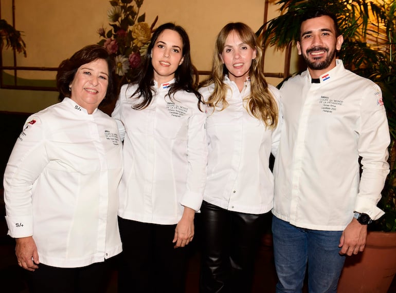 Johana Borgognon y Tomas Arrua, sonrientes y bien vestidos, participan en un evento culinario con platos de finger food.