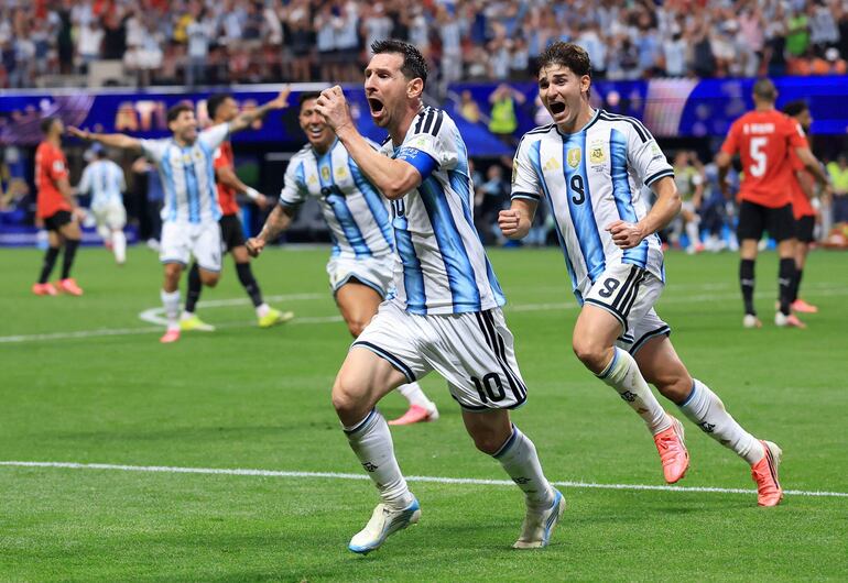 Lionel Messi de Argentina celebra tras anotar el segundo gol de su equipo durante el partido de octavos de final de la Copa Mundial de la FIFA 2026 entre Argentina y Egipto en el Atlanta Stadium, en Atlanta, Georgia.