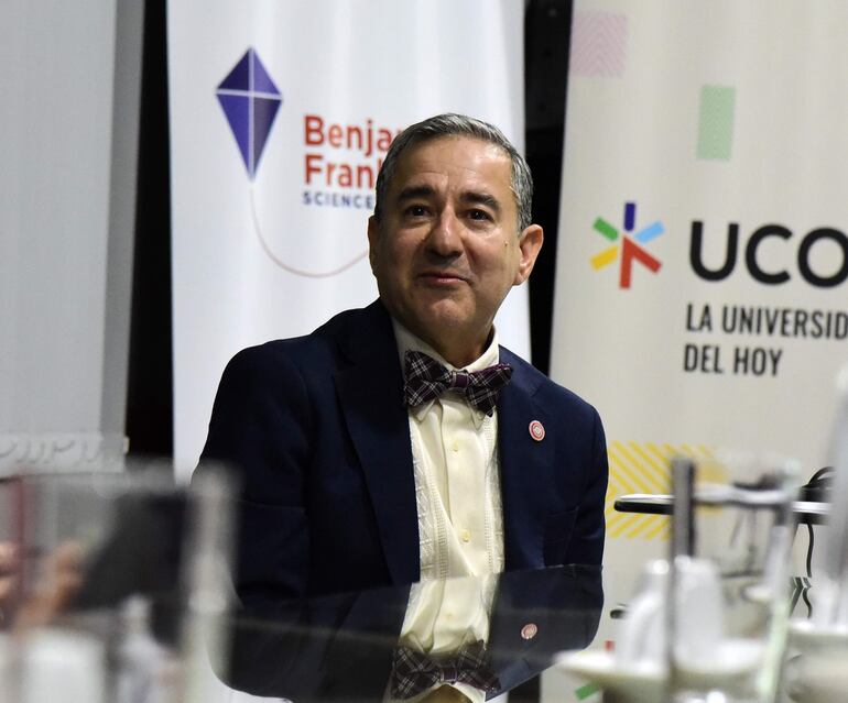  Dr. Luis Fernando “Lou” Villalba Ocampo, profesor e investigador, de la Universidad Capilano, North Vancouver, Canadá. 