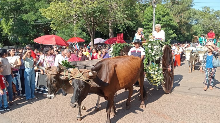 La procesión fue acompañada por carretas, y carritos decorados. Al igual que jinetes y amazonas que escotaron el trayecto.