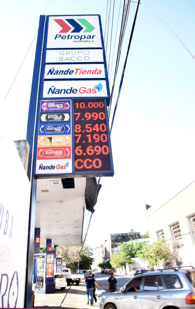 Estación de servicio Petropar con letrero que muestra precios de combustibles en ambiente urbano, sin personas visibles.