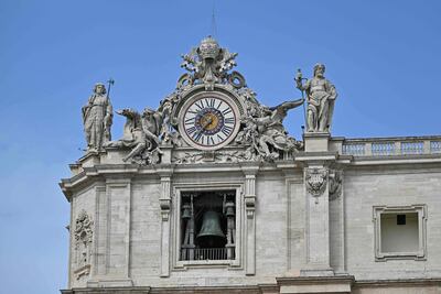 Las campanas tañen en la plaza de San Pedro, en el Vaticano, luego de la muerte del papa Francisco. 