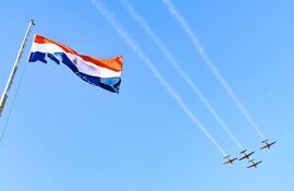 Fotografía cedida por la Presidencia de Paraguay que muestra aviones Tucano de la Fuerza Aérea Paraguaya durante el acto de izamiento de la bandera en la celebración del Día de la Independencia este miércoles, en Asunción.