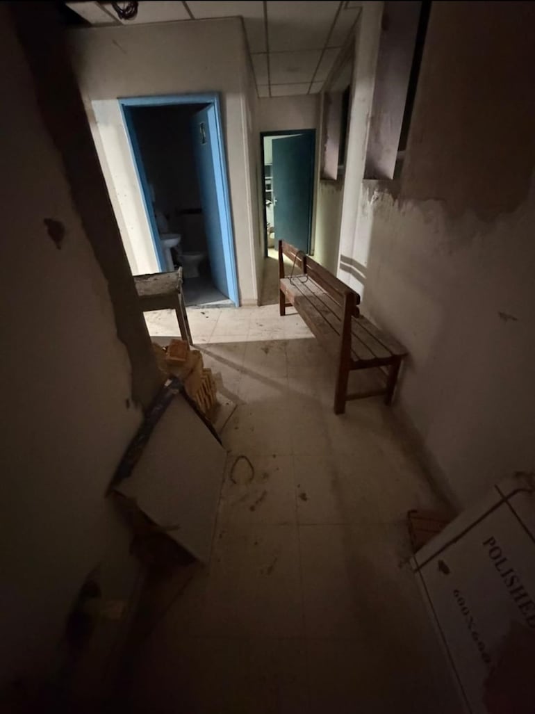 Pasillo de ingreso al área de descanso de médicos en el Hospital Central. 