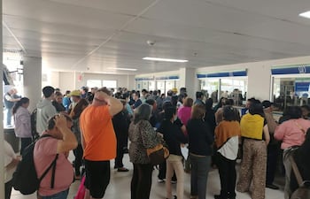 Fila de pacientes esperando ser atendidos en la Farmacia del Hospital Central del Instituto de Previsión Social (IPS).