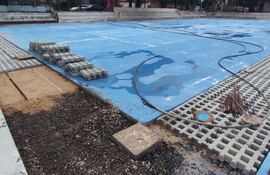 La remodelación del polideportivo municipal de Presidente Franco había sido recibida como "completa" en enero pasado. Pero la obra aún no culminó.