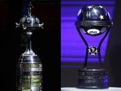 Combo de dos fotógrafías de archivo donde se ven los trofeos de la Copa Libertadores (i) y de la Copa Sudamericana. Ocho clubes brasileños, cuatro argentinos, un boliviano, un colombiano, un ecuatoriano y un paraguayo serán los protagonistas de los cuartos de final de las copas Libertadores y Sudamericana desde el 22 de agosto.