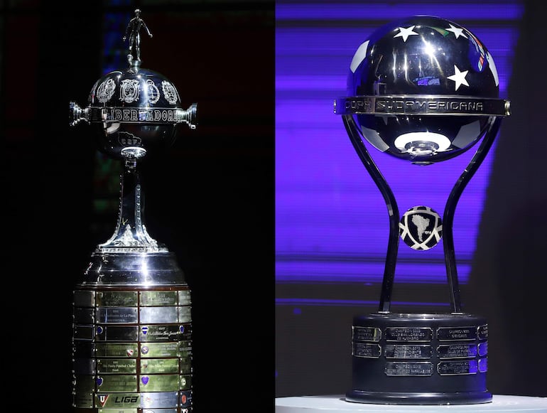 Trofeos de Libertadores y Sudamericana.