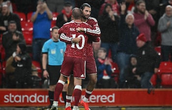 El centrocampista húngaro del Liverpool Dominik Szoboszlai lo celebra tras marcar el tercer gol de su equipo durante el partido de la tercera ronda de la Copa de la Liga inglesa de fútbol disputado entre el Liverpool y el Tottenham Hotspur en el estadio Anfield, en Liverpool.