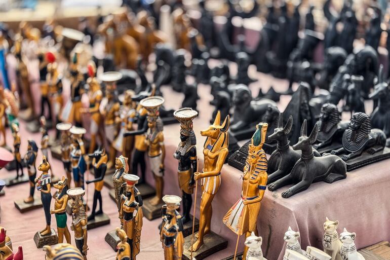 Se exhiben souvenirs (o recuerdos) para los visitantes en la Meseta de Guiza, hogar de las Grandes Pirámides de Guiza y la Esfinge, en Guiza, Egipto, el 30 de octubre de 2025, dos días antes de la ceremonia de apertura del Gran Museo Egipcio el 01 de noviembre de 2025.