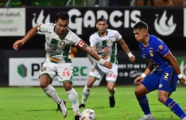 Ángel Cardozo Lucena, de Rubio Ñu, domina el esférico ante la marca de Paul Riveros, del Sportivo Luqueño.
