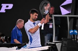 Novak Djokovic de Serbia aplaude a Dino Prizmic de Croacia después de ganar su partido individual masculino en el primer día del torneo de tenis Abierto de Australia en Melbourne el 14 de enero de 2024.