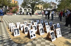 En agosto se recordó también a las víctimas de la dictadura en la Plaza de los Desaparecidos.