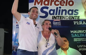 Ricardo Estigarribia y la intendenta salienete de Roque Alonso, Carolina Aranda (PLRA).