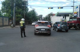 Agentes de la Policía Municipal de Tránsito colaboran con la agilización del tránsito en la zona del cierre de la Avenida Artigas.