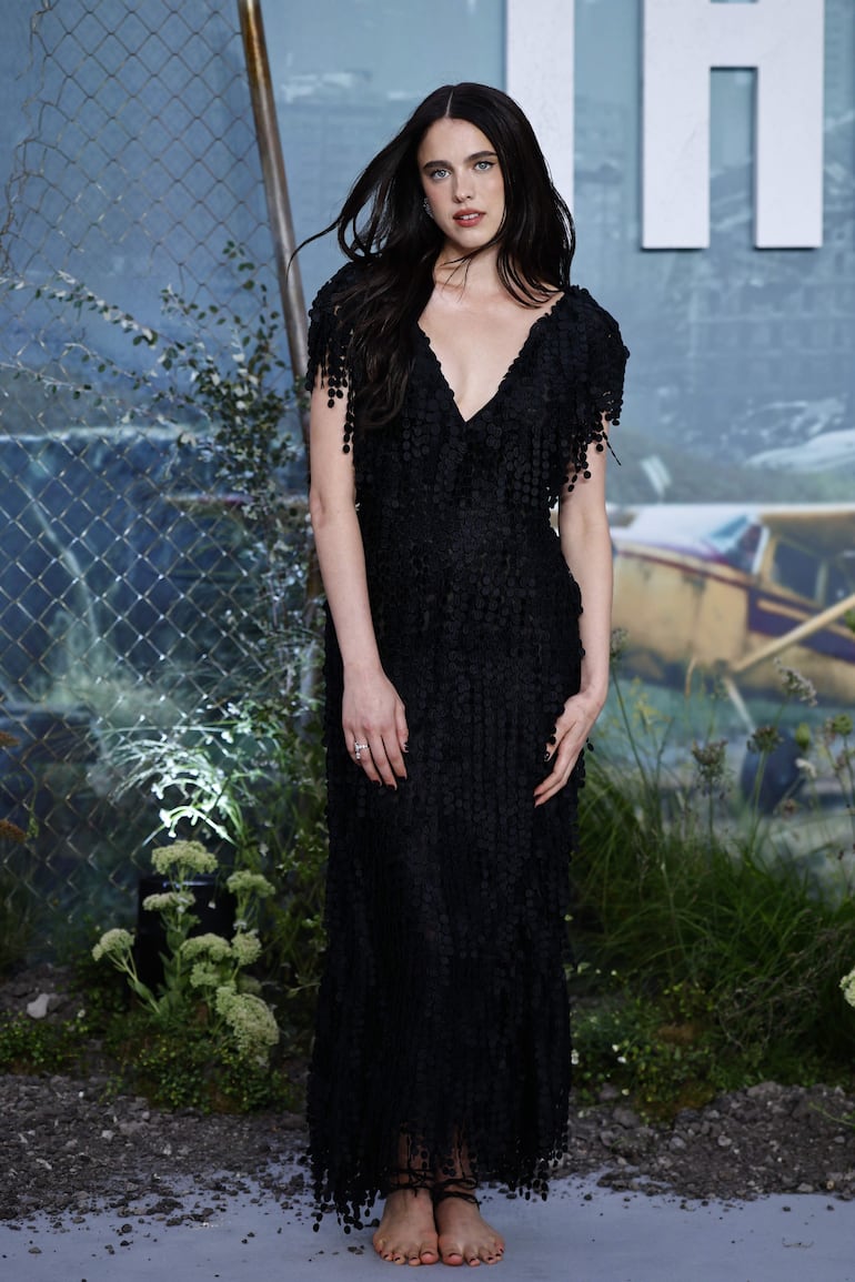 Margaret Qualley luciendo sus "sandalias descalzas" en la premier mundial de 'The Dog Stars' en Londres. (EFE/EPA/TOLGA AKMEN)
