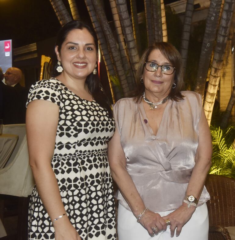 Viviana Campos junto con Berta Aguirre.
