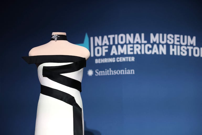 El segundo vestido inaugural de la primera dama estadounidense, Melania Trump, se exhibe en el Museo Nacional Smithsonian de Historia Estadounidense. (Anna Moneymaker/Getty Images/AFP)