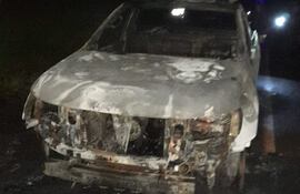 La camioneta Ford Ranger fue consumida por completo por las llamas.