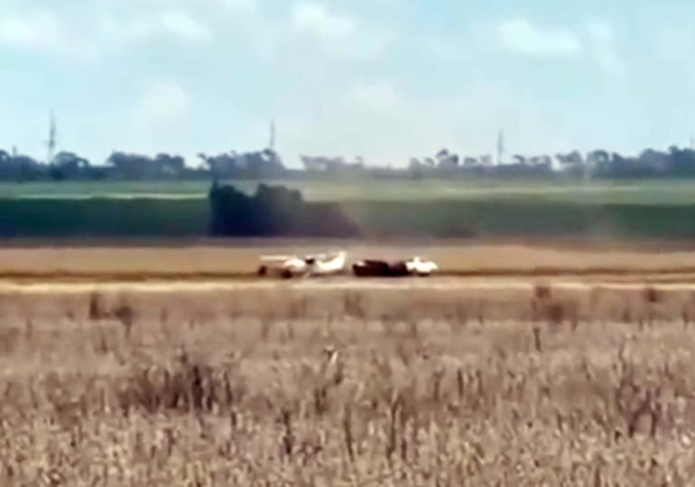 Momento en que aparentemente la nave irregular descarga la cocaína en un camino rural de la ciudad de Capitán Bado.