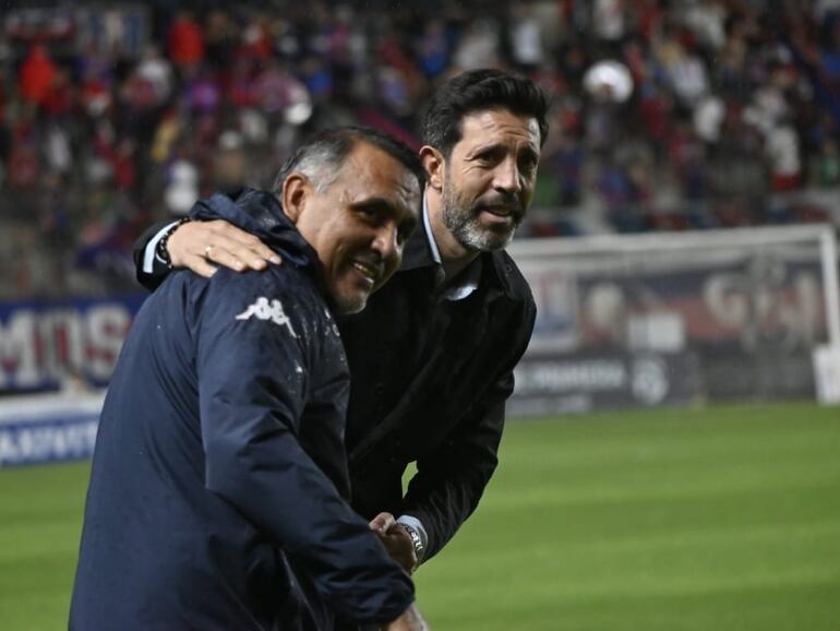 El uruguayo Jorge Bava (d), entrenador de Cerro Porteño, saluda a Pedro Sarabia, técnico de Nacional, en el partido por la fecha 19 del torneo Clausura 2025 de la Primera División de Paraguay en el estadio Arsenio Erico, en Asunción, Paraguay.