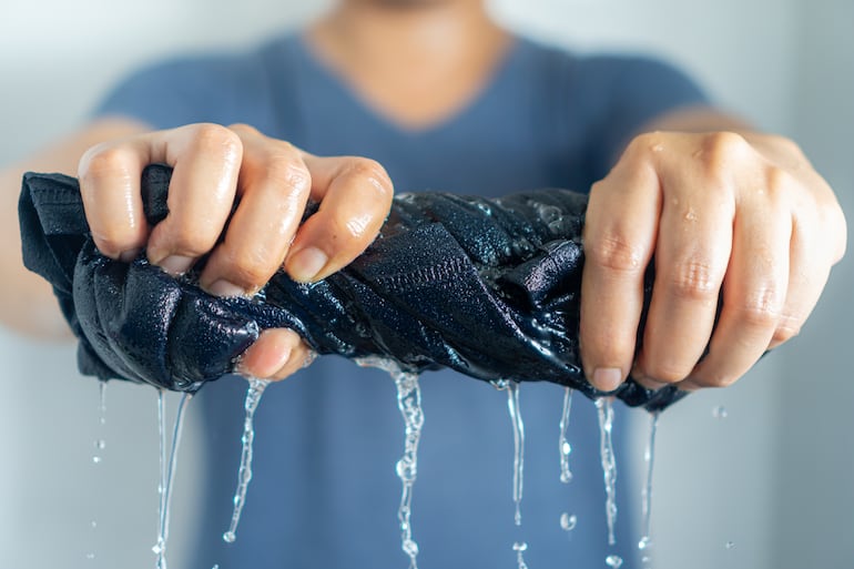 Concepto de ropa mojada.