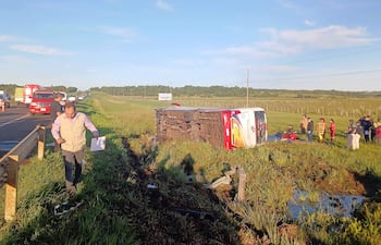Vuelco del bus de la empresa guaireña que causó dos muertes en Coronel Oviedo.