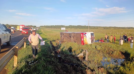 Vuelco del bus de la empresa guaireña que causó dos muertes en Coronel Oviedo.