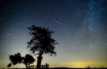 Mañana miércoles por la noche, cuando oscurezca, será el momento óptimo para observar la primera lluvia de estrellas de 2024: las cuadrántidas, que podrían alcanzar una tasa de actividad por encima de los 120 meteoros fugaces por hora y una velocidad de 41 kilómetros por segundo, informa el Observatorio Astronómico Nacional (OAN) de España.