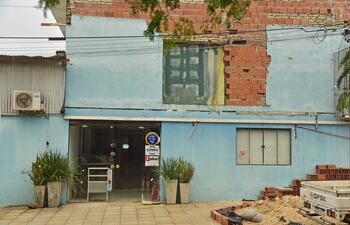 Esta es la humilde edificación en la que supuestamente funciona la firma Faluci SA. ABC no logró ubicar en su momento a algún representante de la firma en el sitio, donde se hacen fotocopias, activación de líneas de telefonía y hasta se repartían viandas.