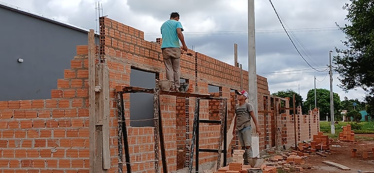 Con recursos propios, los padres están construyendo cinco salas.