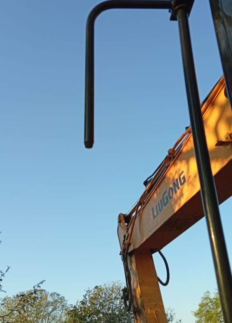 Excavadora Liugong de color naranja en un sitio de trabajo