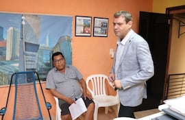 El fiscal Itálico Rienzi (d) junto al detenido Carlos Noguera Amarilla, en Roque Alonso.