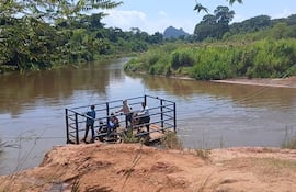 Pobladores de la comunidad indígena Pikykua siguen utilizando una precaria balsa para cruzar el río.