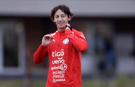 El mediocampista Matías Galarza durante el entrenamiento en el Centro de Alto Rendimiento de Ypané, apuntando al Mundial 2026.