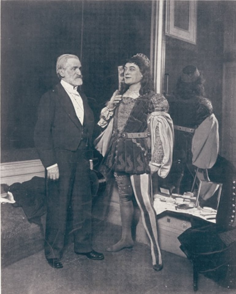 Imagen de Giuseppe Verdi (izquierda) en la Ópera de París, aparecida en una publicación de Le Théatre en 1901.