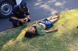 Así quedó la joven, presunta adicta, luego de caer de la muralla ubicada detrás del Cabildo que conecta con el barrio Ricardo Brugada o Chacarita.