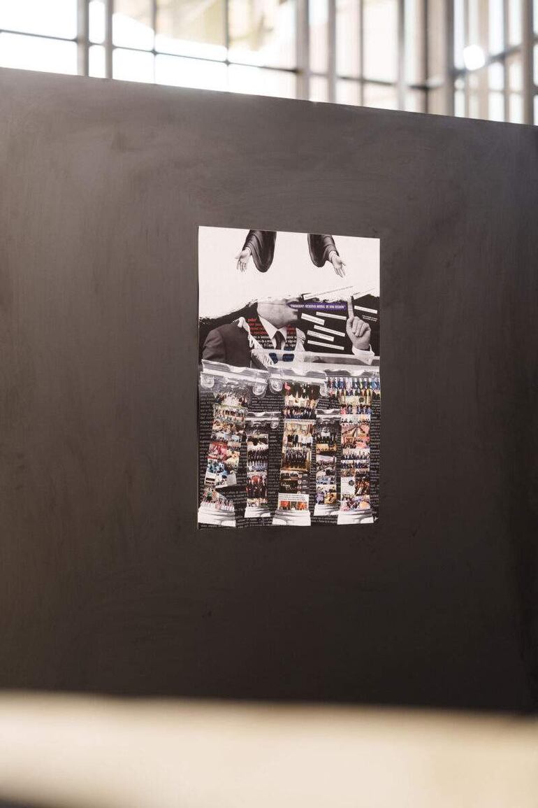 Collage enmarcado sobre fondo negro con manos en acción y fotos en miniatura, reflejando un ambiente de exposición artística.