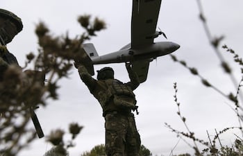 Soldados ucranianos preparan un dron para un vuelo cerca del frente de batalla en la región de Járkov, en septiembre.